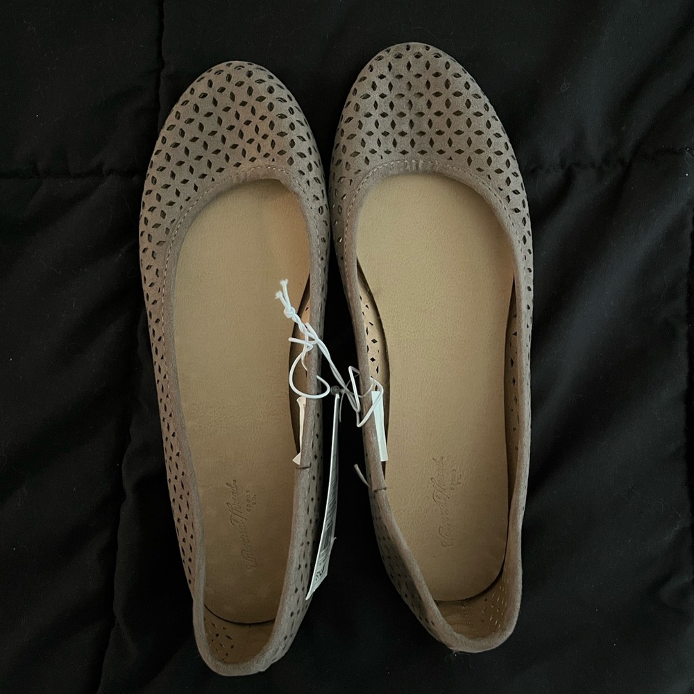 Universal thread flats NWT